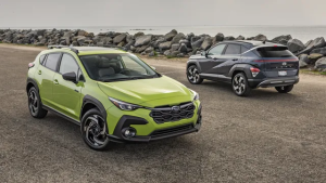 코나가 쩔쩔매네…하이브리드 한 방에 무너진 소형 SUV